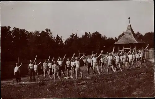 Foto Ak Männer beim Turnen im Freien