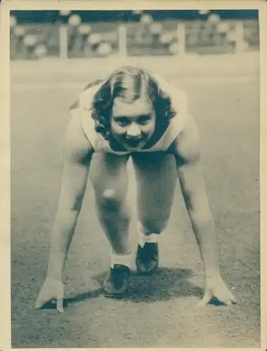 Foto Leichtathletin am Start auf der Rennbahn