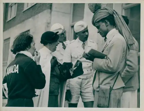 Foto Ak Olympia 1936, Inder geben Autogramme