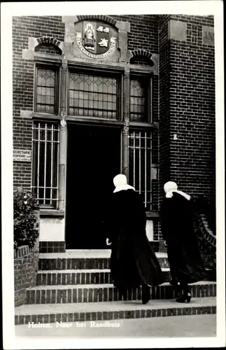 Foto Ak Rijssen Holten Overijssel Niederlande, Naar het Raadhuis