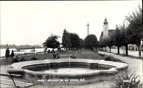 Ak Markt Aschach an der Donau in Oberösterreich, Gartenanlagen, Kirchturm, Brunnen