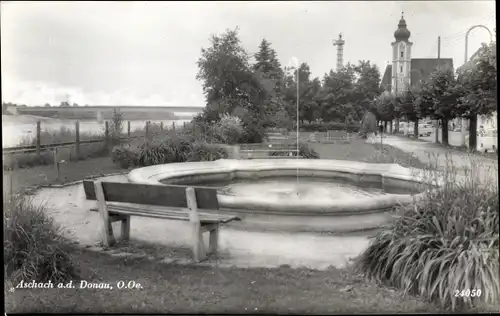 Ak Aschach an der Donau in Oberösterreich, Gartenanlagen, Brunnen, Holzbank