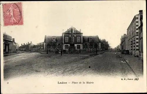 Ak Ladon Loiret, Place de la Mairie