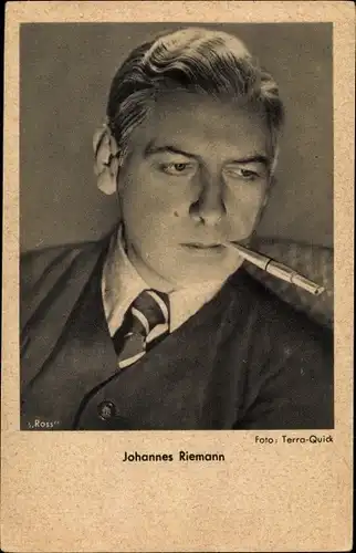 Ak Schauspieler Johannes Riemann, Portrait mit Zigarette
