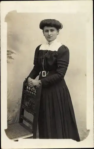 Foto Ak Méharicourt Somme, Junge Frau im Kleid am Stuhl stehend, Portrait