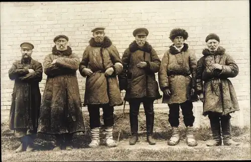 Foto Ak Traby bei Lodz Lodsch Polen, Volkstypen, Männer in Wintermänteln