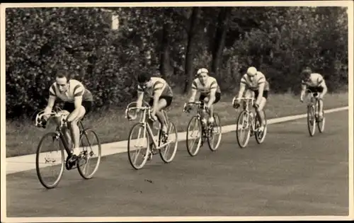 Foto Ak Berlin, Radrennen, Fahrer einer Mannschaft auf der Strecke