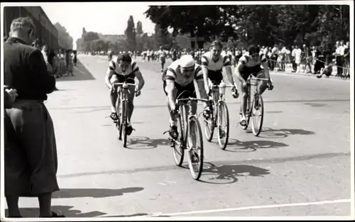 Foto Ak Berlin, Radrennen, Fahrer einer Mannschaft an der Ziellinie