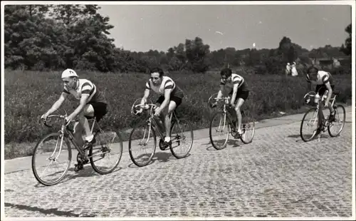 Foto Ak Berlin, Radrennen, Fahrer einer Mannschaft auf der Strecke