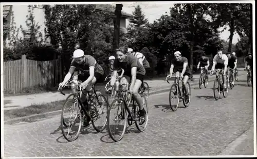 Foto Ak Berlin, Radrennen, Fahrer auf der Strecke