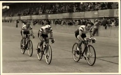 Foto Ak Berlin, Radrennen, Fahrer einer Mannschaft, Tribünen