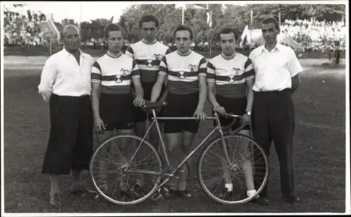 Foto Ak Berlin, Radrennen, Fahrer einer Mannschaft im Stadion, Tribünen