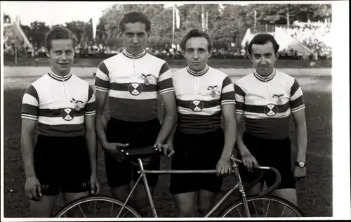 Foto Ak Berlin, Radrennen, Fahrer einer Mannschaft im Stadion, Tribünen