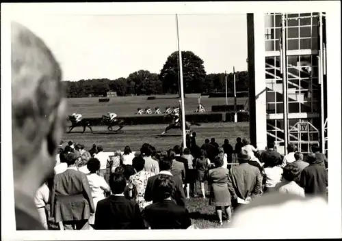 Foto Hoppegarten in Brandenburg, Galopprennbahn, Derby der DDR 1972