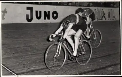 Foto Ak Berlin, Radrennen, Fahrer auf der Bahn, an der Ziellinie, Reklame Juno