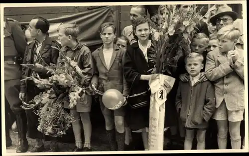 Foto Ak Berlin, Radrennen, Siegerehrung, Kinder mit Blumensträußen