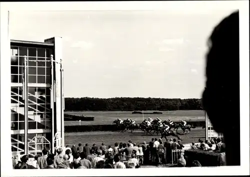 Foto Hoppegarten in Brandenburg, Galopprennbahn, Derby der DDR 1972