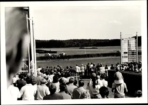Foto Hoppegarten in Brandenburg, Galopprennbahn, Derby der DDR 1972