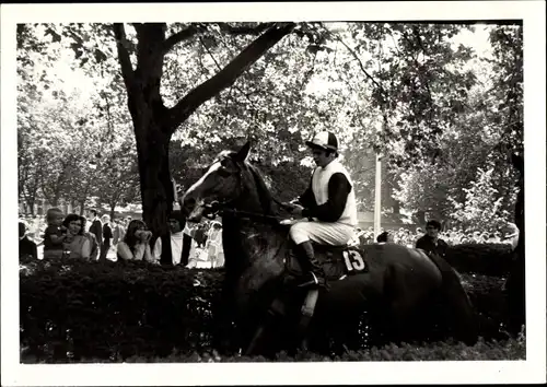 Foto Hoppegarten, Galopprennbahn, Derby der DDR 1972, Pferd Startnummer 13, Jockey