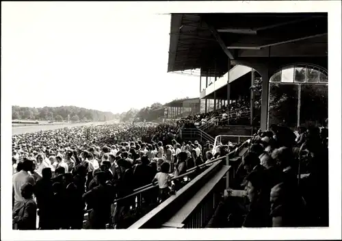 Foto Hoppegarten, Galopprennbahn, Derby der DDR 1972, Zuschauertribünen