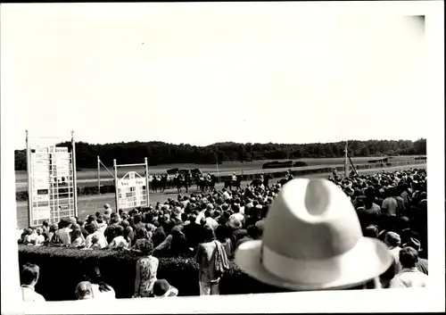 Foto Hoppegarten, Galopprennbahn, Derby der DDR 1972, Zuschauertribünen