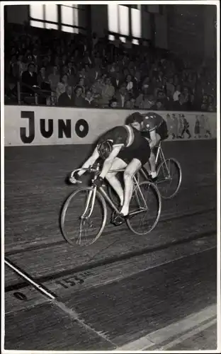 Foto Ak Berlin, Radrennsport, Fahrer auf der Bahn, Ziellinie, Reklame Juno