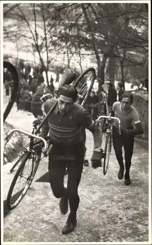 Foto Ak Berlin, Radrennsport, Fahrer tragen Fahrräder einen Berg hinau