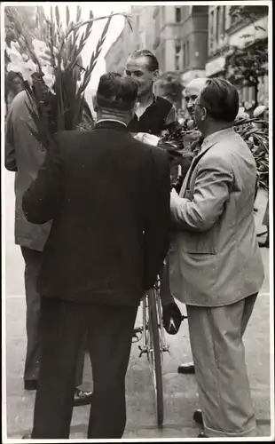 Foto Ak Berlin, Radrennen, Fahrer bei der Siegerehrung, Blumensträuße