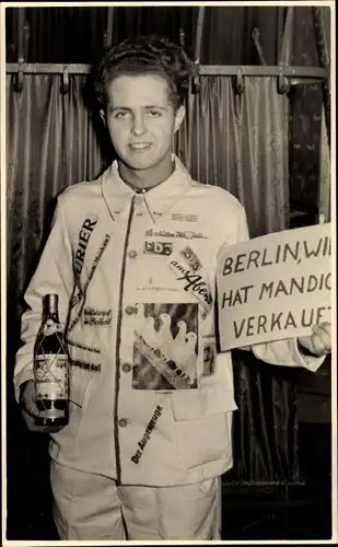 Foto Ak Berlin, Fasching, Junger Mann als Zeitungsverkäufer, Berlin, wie hat man dich verkauft