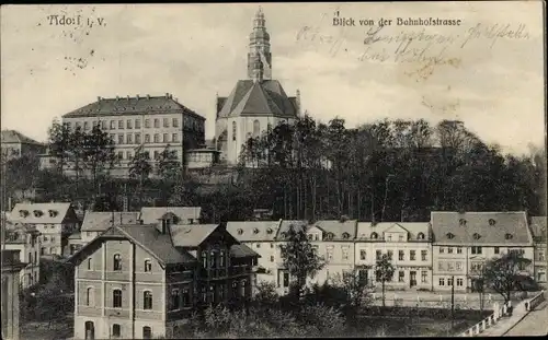 Ak Adorf im Vogtland, Teilansicht von der Bahnhofstraße aus, Kirche