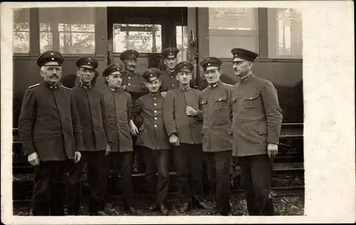 Foto Ak Eisenbahner, Postbeamte, Eisenbahn, 2. Klasse Nichtraucher, Vorwerk