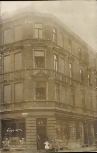 Foto Ak Duisburg im Ruhrgebiet, Zigarrenladen, Wohnhaus, Anwohner