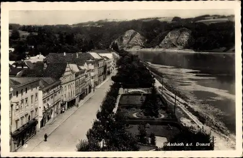 Ak Aschach an der Donau in Oberösterreich, Straßenpartie, Gartenanlagen am Flussufer