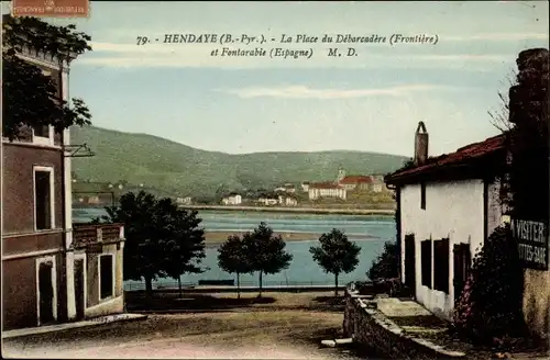Ak Hendaye Pyrénées-Atlantiques, La Place du Debarcadere et Fontarabie