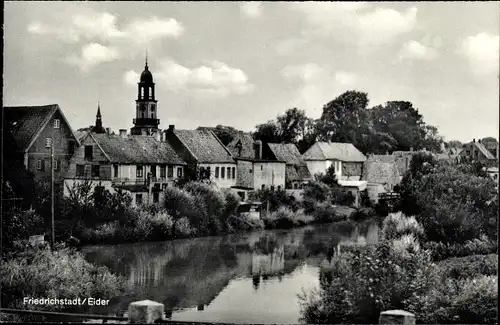 Ak Friedrichstadt Eider, Ortschaft mit Kirche und Teich