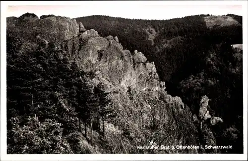 Ak Ottenhöfen im Schwarzwald, Partie am Karlsruher Grat, Felswand