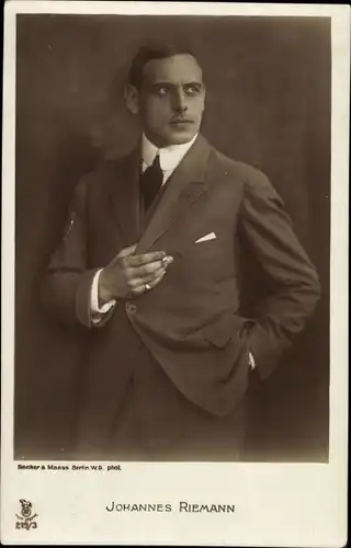 Ak Schauspieler Johannes Riemann, Anzug, Zigarette