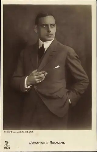 Ak Schauspieler Johannes Riemann, Anzug, Zigarette