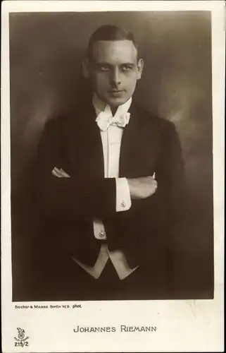 Ak Schauspieler Johannes Riemann, Portrait, Fliege
