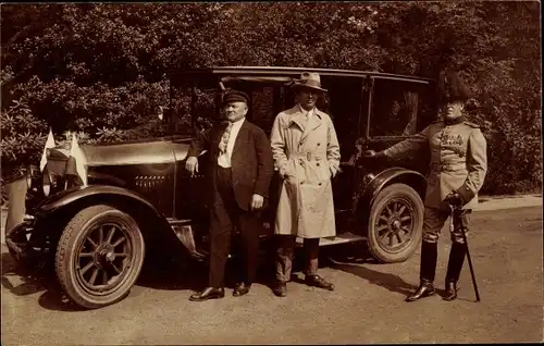 Foto Ak Drei Männer vor einem Automobil, Soldat in Uniform, Orden