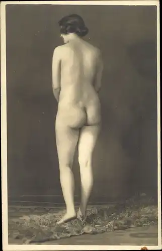 Foto Ak Frauenakt, stehende nackte Frau, Rückansicht, Po