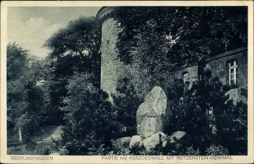 Ak Recklinghausen im Ruhrgebiet, Partie am Herzogwall m. Reitzenstein Denkmal