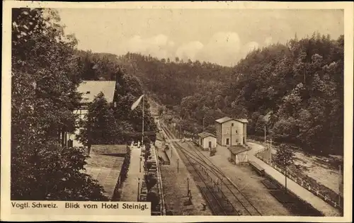 Ak Pöhl Vogtland, Blick auf den Bahnhof vom Hotel Steinigt, Gleisseite