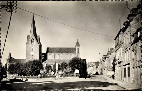 Ak Condé sur Noireau Calvados, Eglise et Square Saint Martin