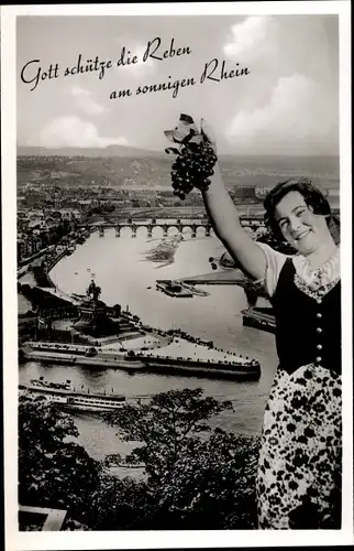 Ak Koblenz am Rhein, Deutsches Eck, Frau mit Weintrauben