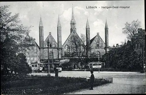Ak Lübeck, Heiligengeisthospital, Straßenbahnen