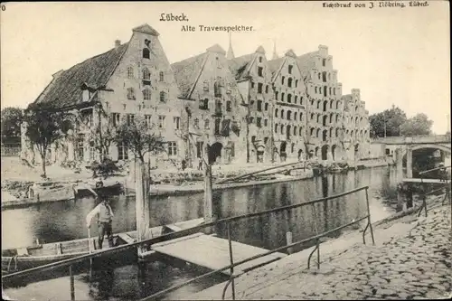 Ak Hansestadt Lübeck, Blick zu den alten Travenspeichern, Mann im Boot