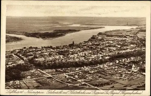 Ak Neuruppin in Brandenburg, Totalansicht mit Klosterkirche und Ruppiner See, Fliegeraufnahme