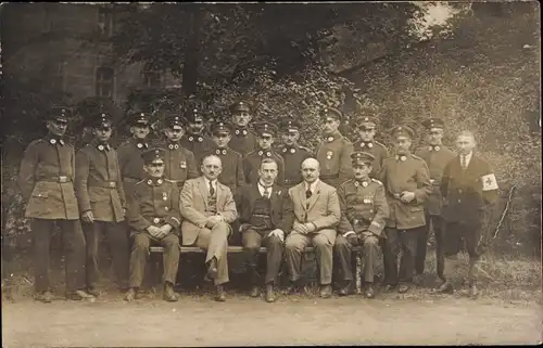 Foto Ak Soldaten in Uniformen, Sanitäter, Rotes Kreuz, Gruppenaufnahme
