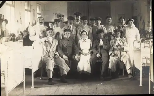 Foto Ak Soldaten in Uniformen mit Krankenschwestern, Krankenzimmer, I WK